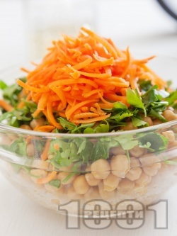 Здравословна салата с варен булгур, настъргани моркови и нахут от консерва - снимка на рецептата
